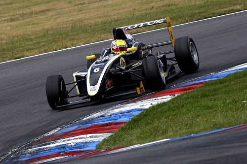 Nederlandse Lotus-coureur met het mes tussen de tanden naar vijfde plaats
